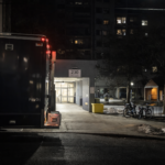 டொராண்டோ அடுக்குமாடி குடியிருப்பில் கத்திக்குத்து: ஒருவரின் நிலை கவலைக்கிடம்