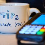 கட்டுக்கடங்காமல் போகும் ‘டிப்பிங்’ கலாச்சாரம்? – 67 சதவீத கனடியர்கள் அதிருப்தி!