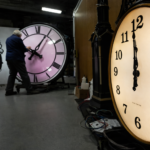 கடிகார முள்ளைத் திருப்புவதை நிறுத்தும் கனடா? B.C. மாகாணத்தின் அதிரடி முடிவு!