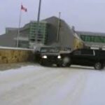 எல்லை வழியாக சட்டவிரோதமாக நுழைந்த அமெரிக்க நபர் தற்கொலை – கனடா பொலிஸ் அதிகாரி மீதான குற்றச்சாட்டுகள் தள்ளுபடி!