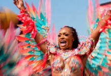 Toronto-வில் களைகட்டிய வை Caribbean Carnival Grand Parade! வட அமெரிக்காவின் மிகப்பெரிய பிரமாண்ட திருவிழா!