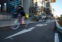 Toronto Bike Lanes அகற்றப்படுகிறதா? Ford அரசுக்கு முக்கிய நீதிமன்ற வெற்றி!